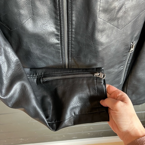 New!Levi's Black faux Leather Jacket - Picture 4 of 7